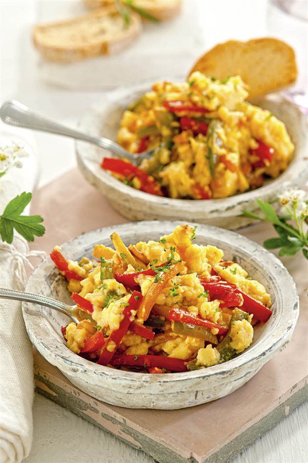 Revuelto de tofu delicioso y fácil para un desayuno diferente.